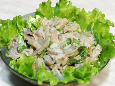 Лёгкий салат из курицы с орехами
