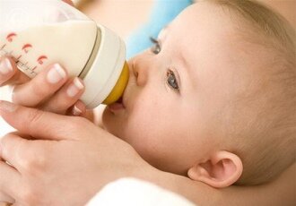 Как вводить детскую молочную смесь ребенку?
