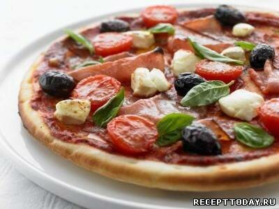 Пицца с ветчиной помидорами и оливками