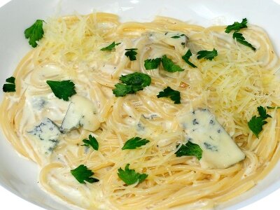 Рецепт Спагетти в сливочном соусе с сыром